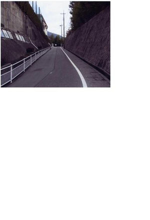 \u5b66\u6821\u306b\u7d9a\u304f\u5742\u9053\uff08\u64ae\u5f71\u3000\u6e05\u6c38\u8ce2\u4e8c\uff09